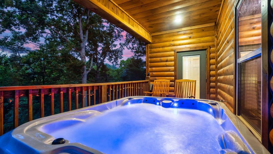The Lazy Bee- Classic Log Cabin, Hot Tub, Pool, Games & Dogs OK Cabin in Sevierville