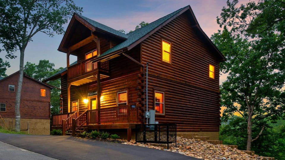 The Lazy Bee- Classic Log Cabin, Hot Tub, Pool, Games & Dogs OK Cabin in Sevierville