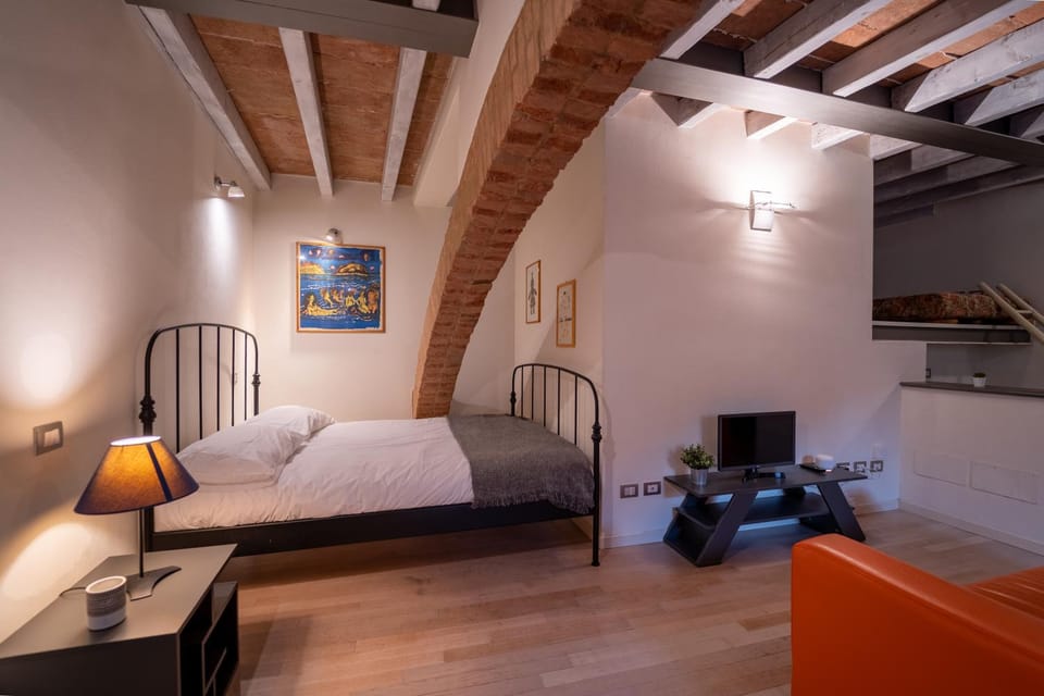 Bed, TV and multimedia, Living room, Photo of the whole room, Seating area, Bedroom