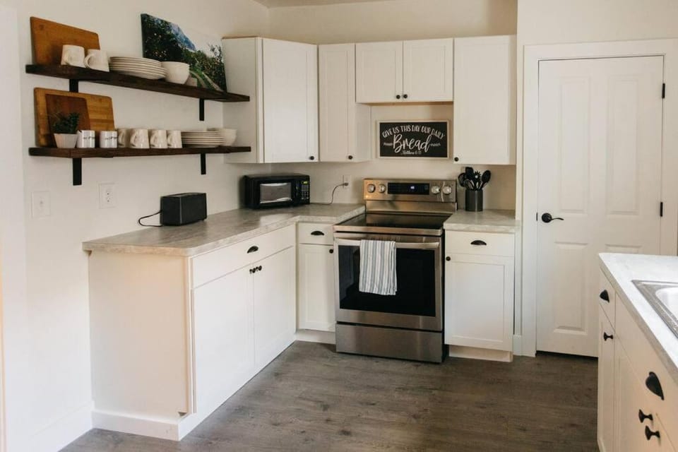 Beautiful Cape Cod House in Central Location Apartment in Dayton