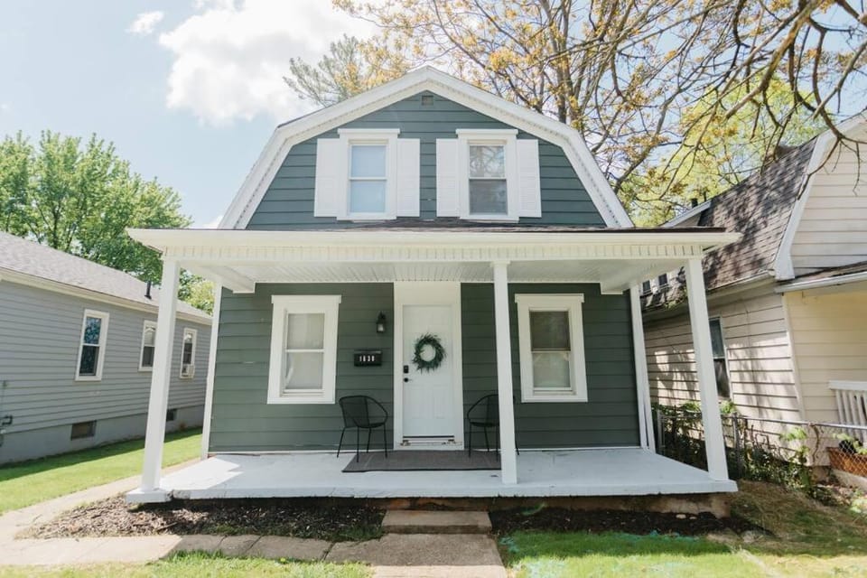 Beautiful Cape Cod House in Central Location Apartment in Dayton