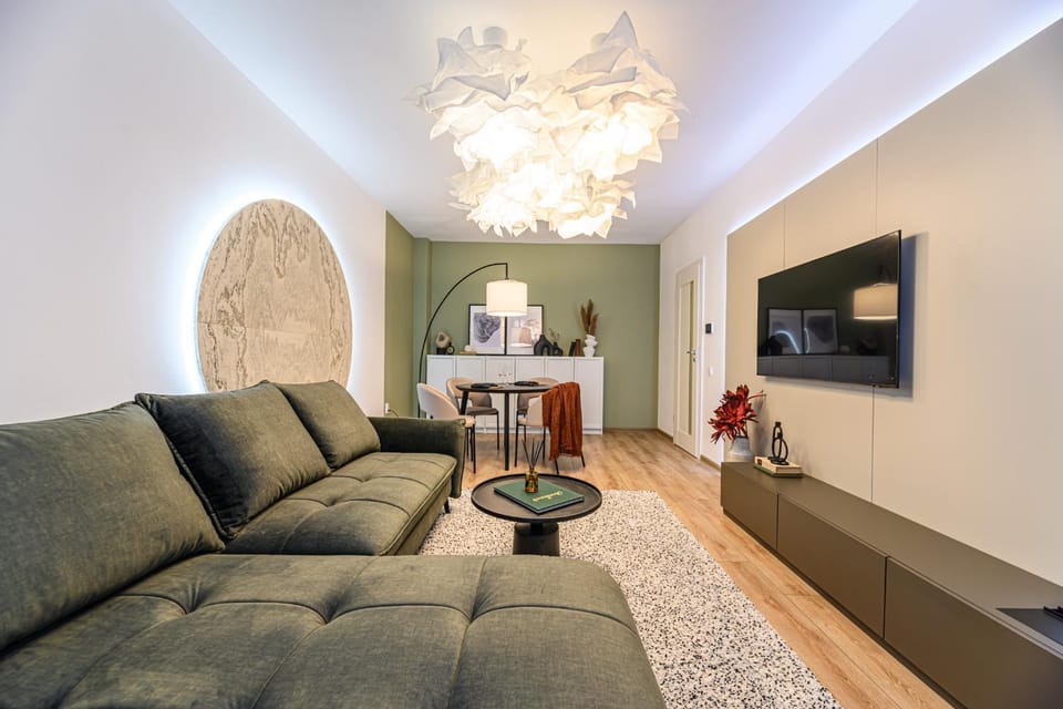 TV and multimedia, Living room, Seating area, Evening entertainment