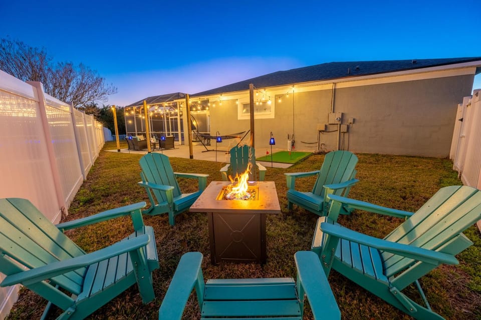 A Wave From it All! Pet friendly, Private heated pool home with fire pit! House in Bradenton