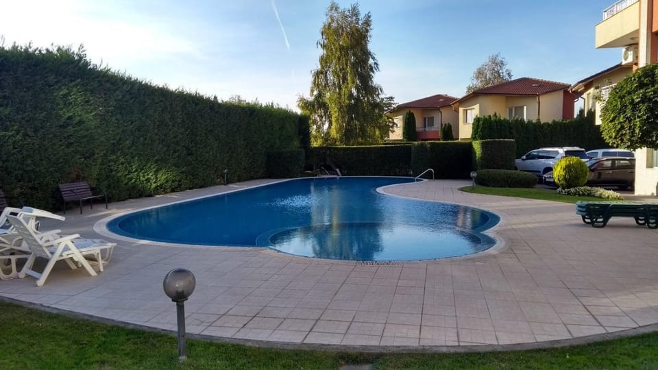 Property building, Patio, Day, Garden, Garden, Garden view, Pool view, Swimming pool, sunbed