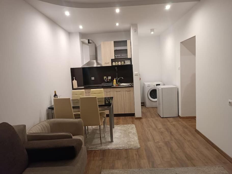 TV and multimedia, Kitchen or kitchenette, Living room, Seating area, Dining area, washing machine, dryer