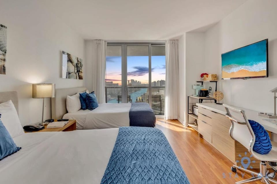 Beachwalk - Sun, Amazing Pools and Gym House in Hallandale Beach