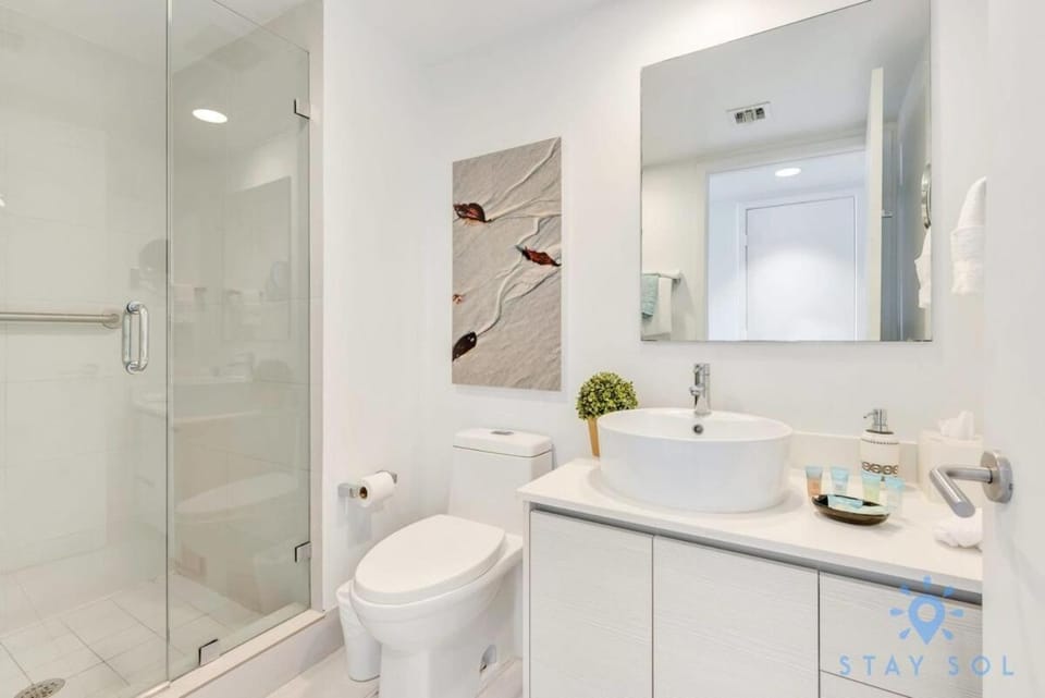 Beachwalk - Sun, Amazing Pools and Gym House in Hallandale Beach