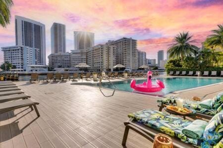 Beachwalk - Sun, Amazing Pools and Gym House in Hallandale Beach