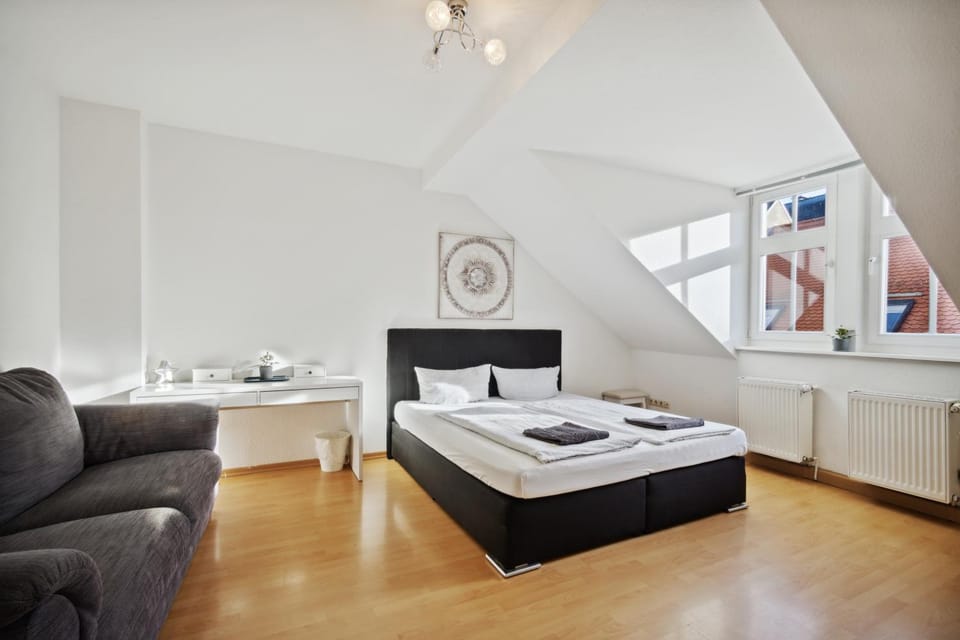 Bed, Photo of the whole room, Seating area, Bedroom, towels