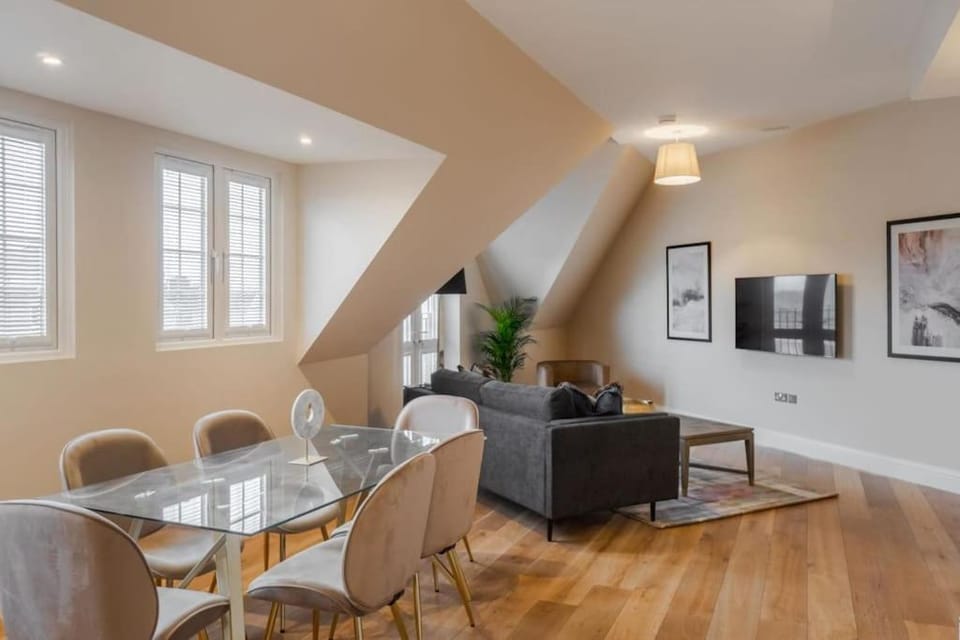Spacious Luxury Penthouse, 2BR, Private Parking - By Tempstay Apartment in Windsor