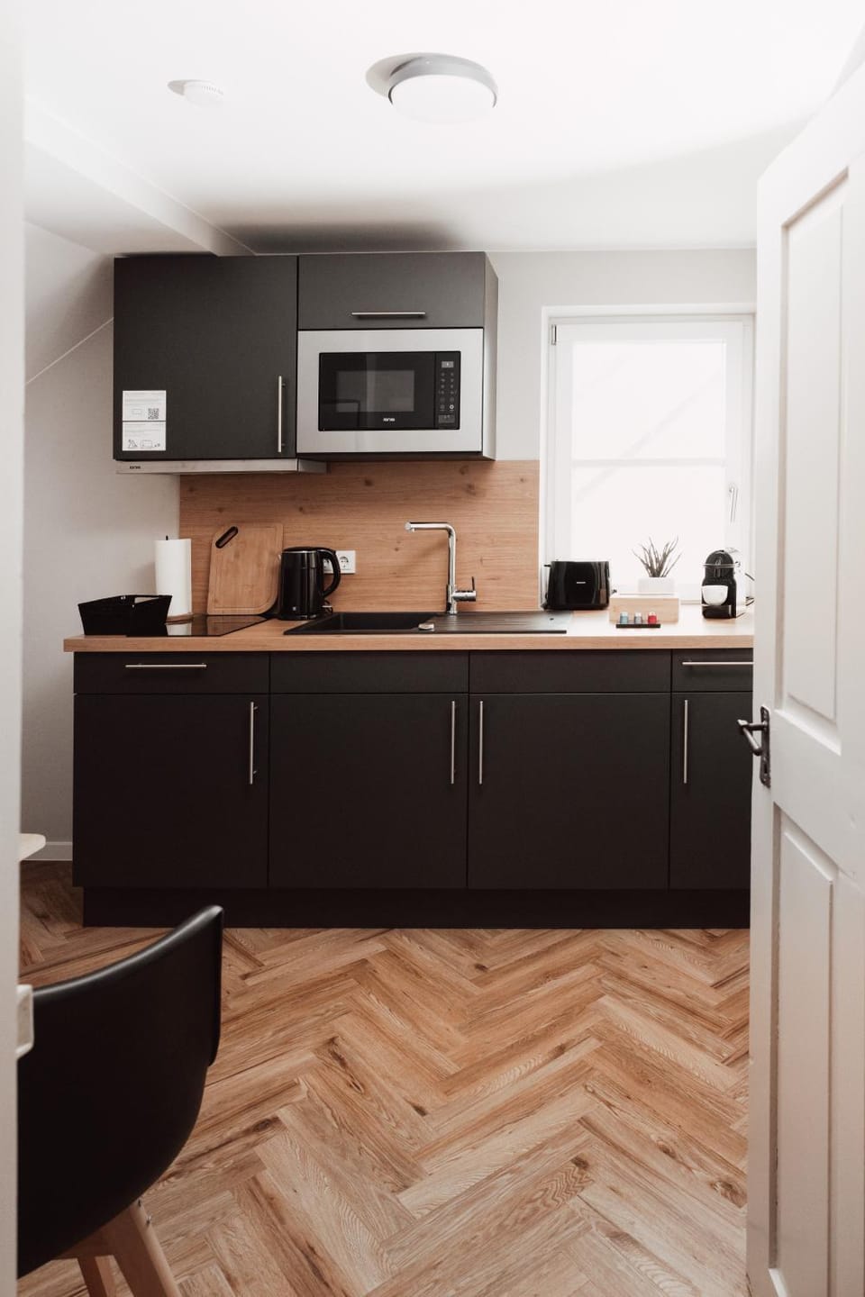 Coffee/tea facilities, Kitchen or kitchenette, microwave, stove, toaster, kitchen