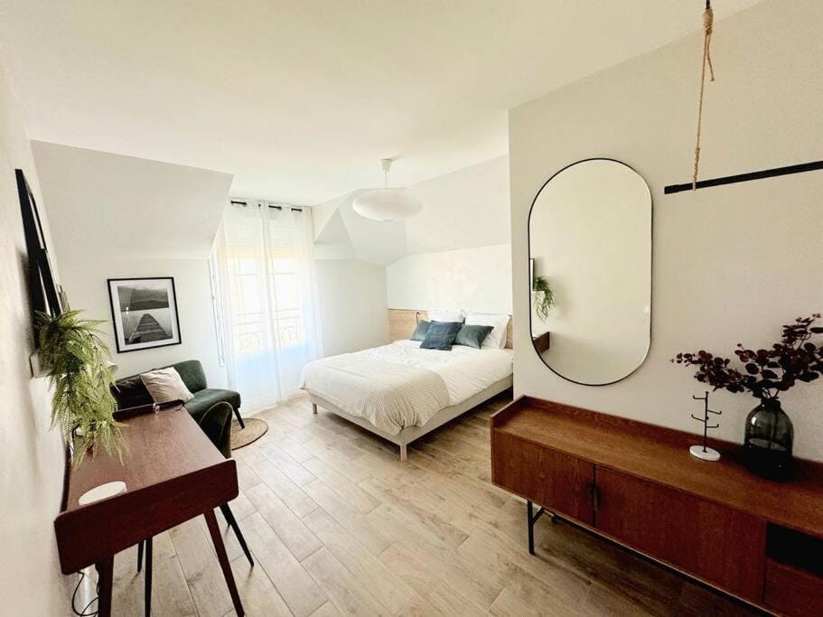 Bed, Photo of the whole room, Bedroom, hair dresser, storage