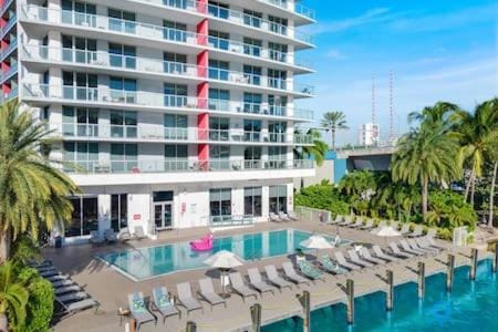 Spectacular Apartment with Balcony Near Beach House in Hallandale Beach