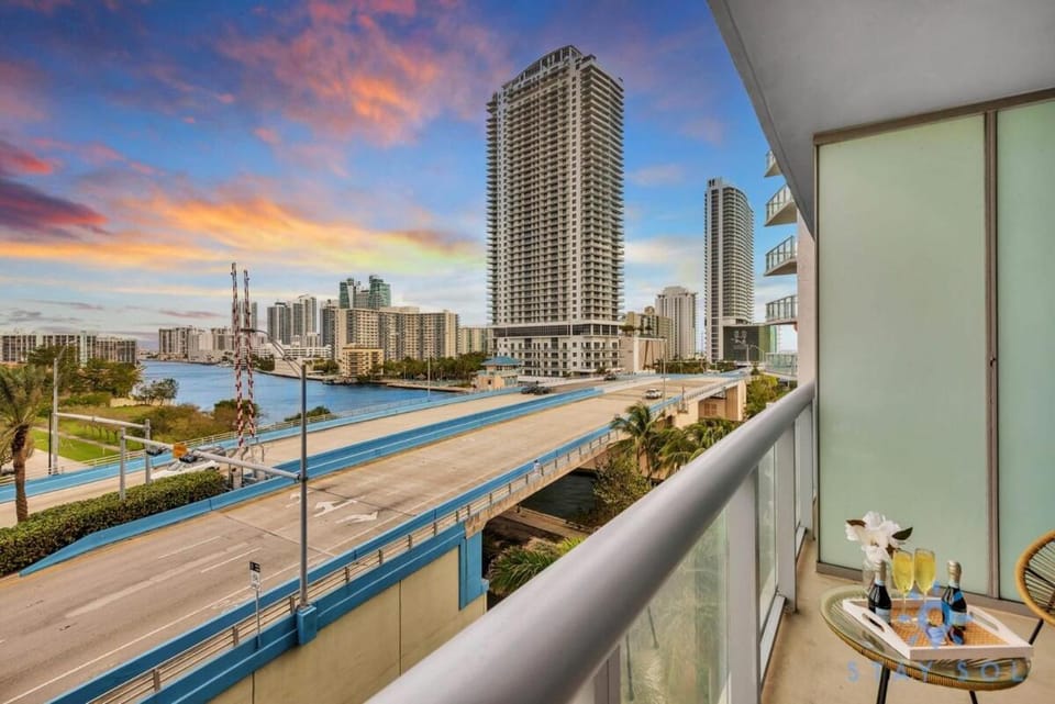 Spectacular Apartment with Balcony Near Beach House in Hallandale Beach