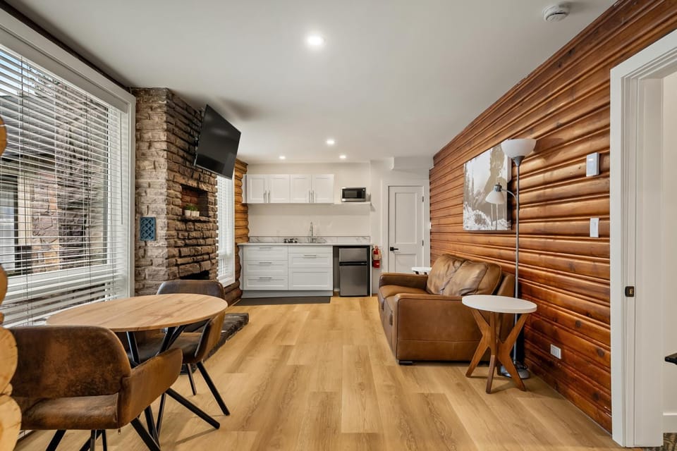 TV and multimedia, Kitchen or kitchenette, Living room, Seating area, Dining area