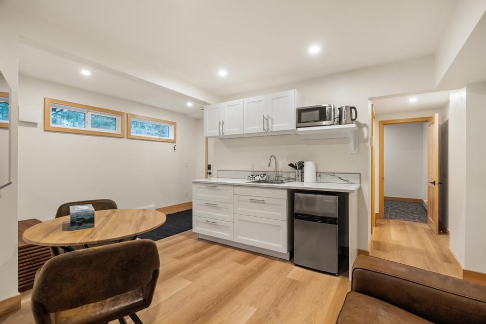 Kitchen or kitchenette, Living room, Seating area, Dining area