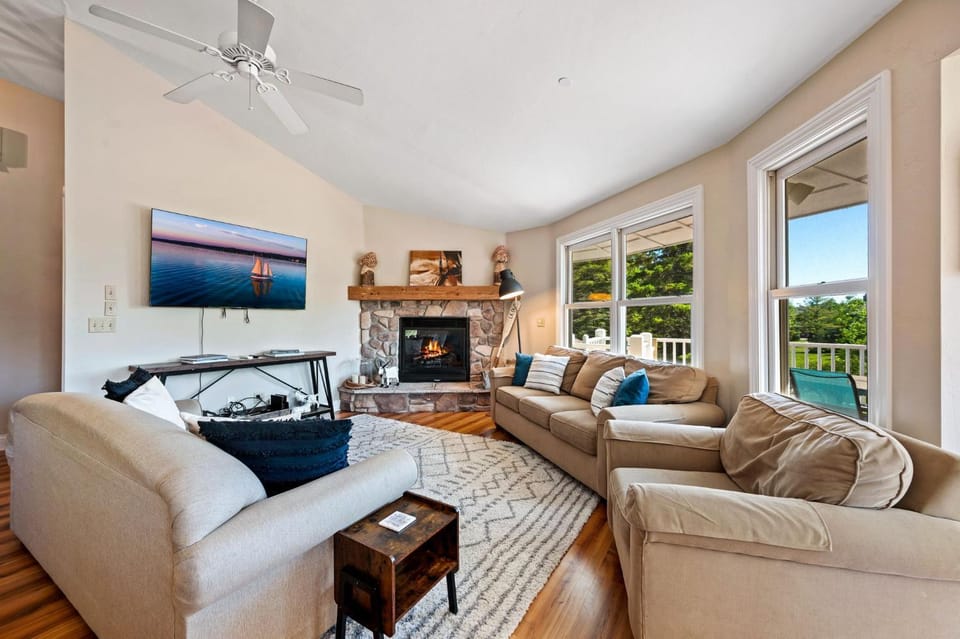 Natural landscape, TV and multimedia, Living room, fireplace