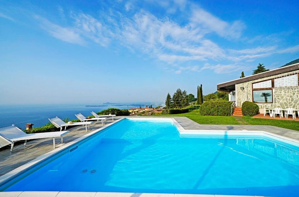 Swimming pool, sunbed