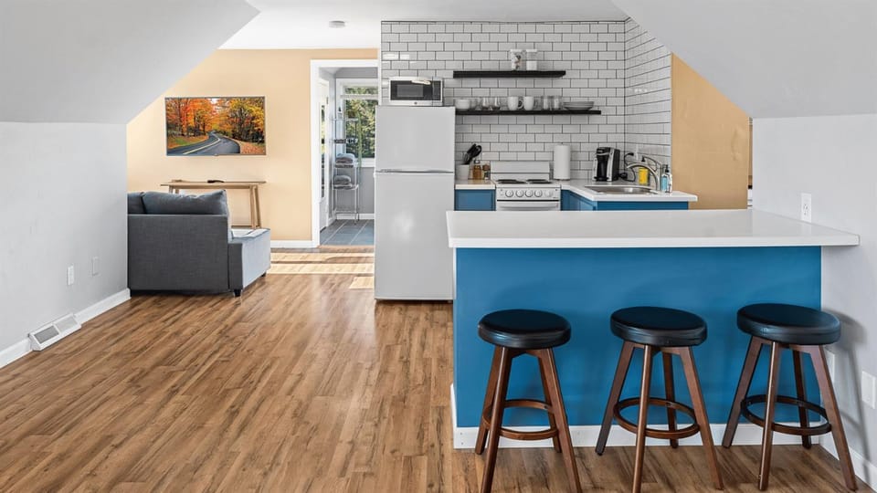 Perfect Retreat for 2 Studio Above Bakery, Dogs! Apartment in Door County