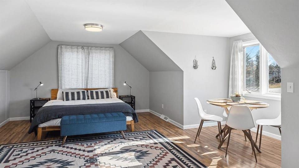 Perfect Retreat for 2 Studio Above Bakery, Dogs! Apartment in Door County