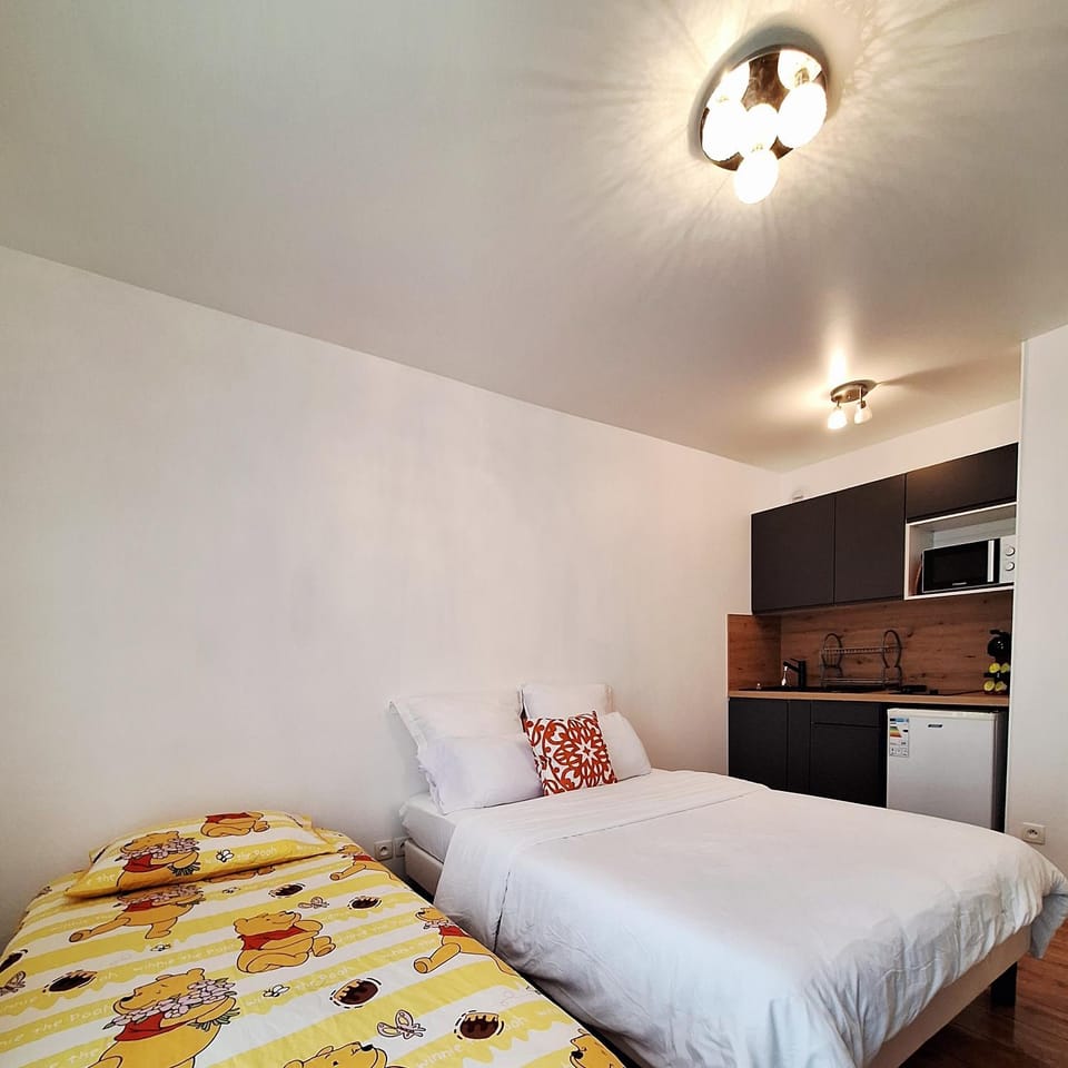 Bed, Kitchen or kitchenette, Photo of the whole room, Bedroom, minibar
