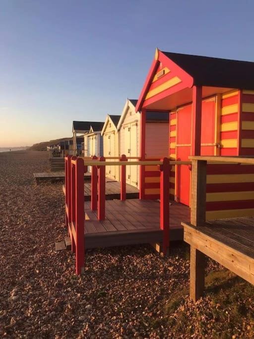 Central Village flat, close to beach Apartment in Milford on Sea