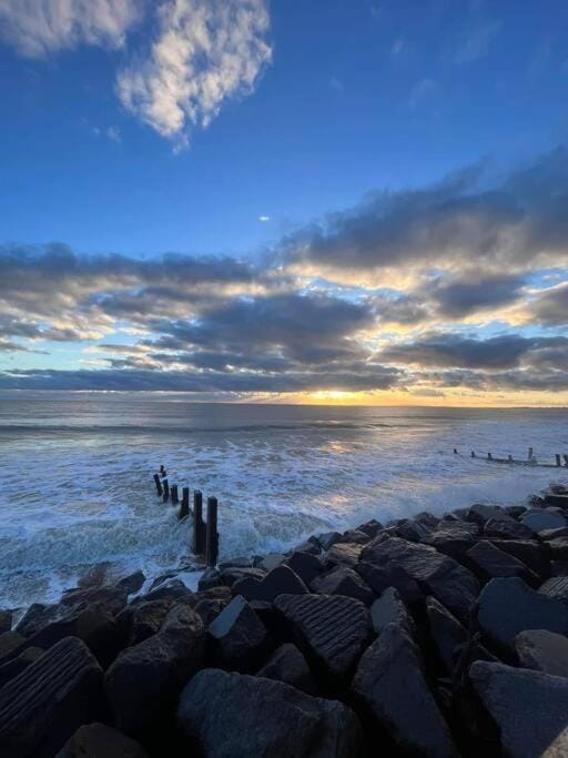 Central Village flat, close to beach Apartment in Milford on Sea