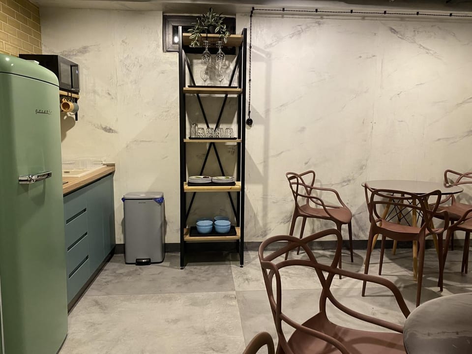 Kitchen or kitchenette, minibar, oven