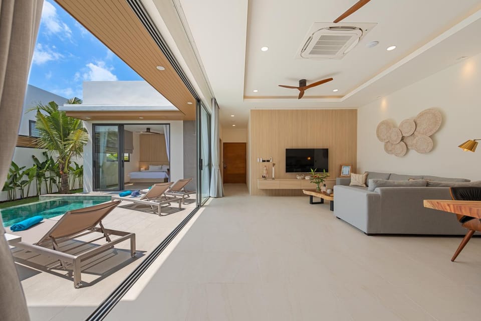 Patio, Communal lounge/ TV room, TV and multimedia, Living room, Seating area, Evening entertainment, Pool view, Swimming pool, fireplace, sunbed