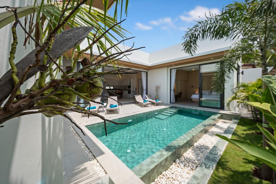 Property building, Patio, Day, Garden, Garden view, Pool view, Swimming pool, sunbed