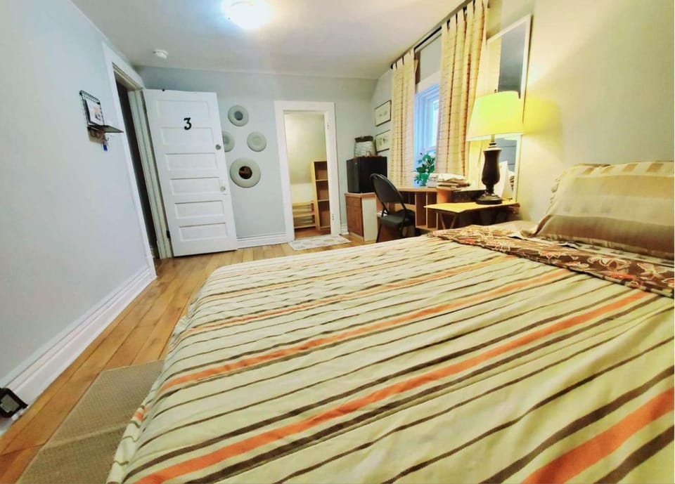 Bed, Photo of the whole room, Seating area, Bedroom