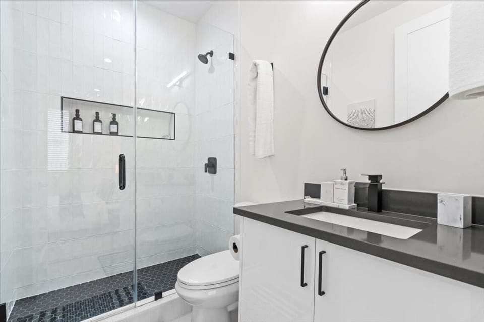 Shower, Toilet, Bathroom, towels