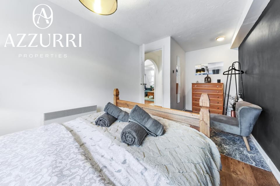 Bed, Photo of the whole room, Bedroom, Text overlay, towels