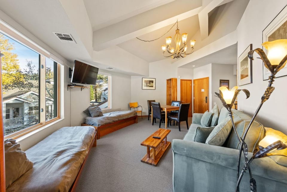 Palisades Tahoe Lodge Rentals Premium One Bedroom #321 Apartment in Palisades Tahoe (Olympic Valley)