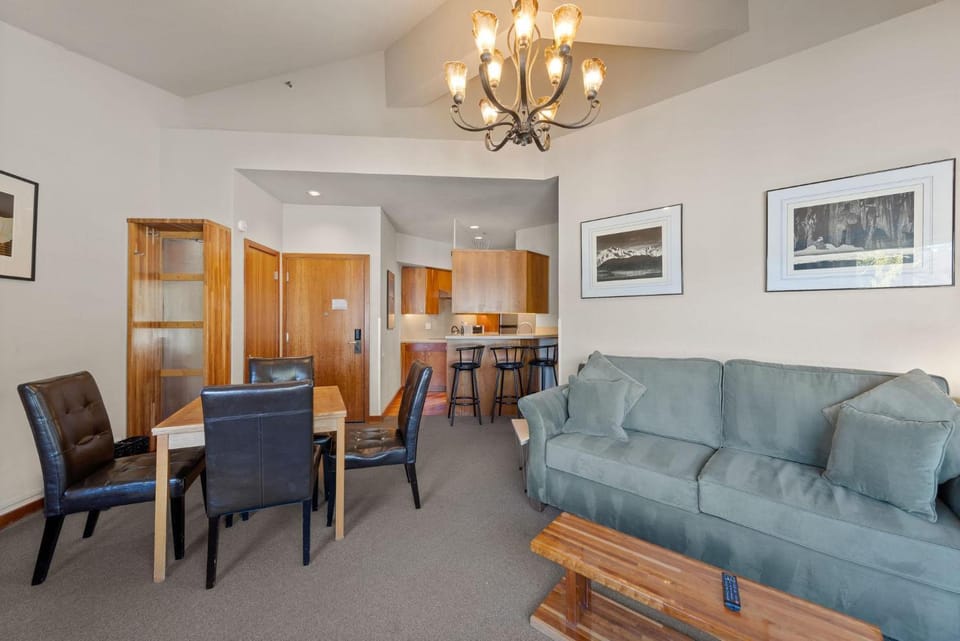 Palisades Tahoe Lodge Rentals Premium One Bedroom #321 Apartment in Palisades Tahoe (Olympic Valley)