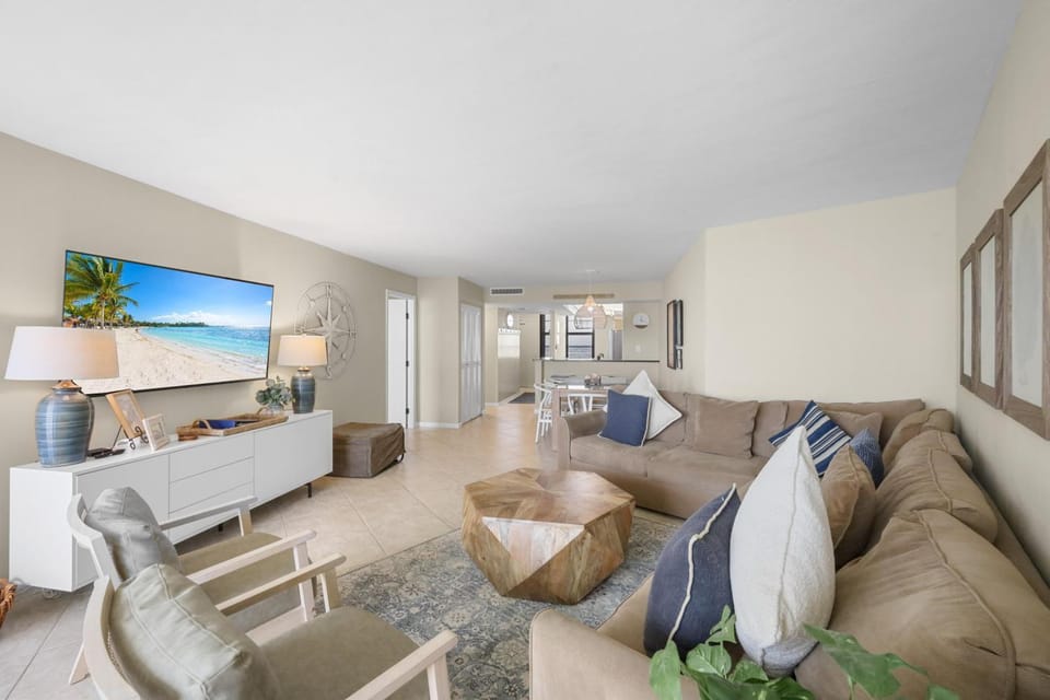 Beachfront condo with pool, gym, grill and pickleball House in Marco Island
