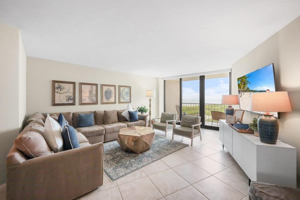 Beachfront condo with pool, gym, grill and pickleball House in Marco Island