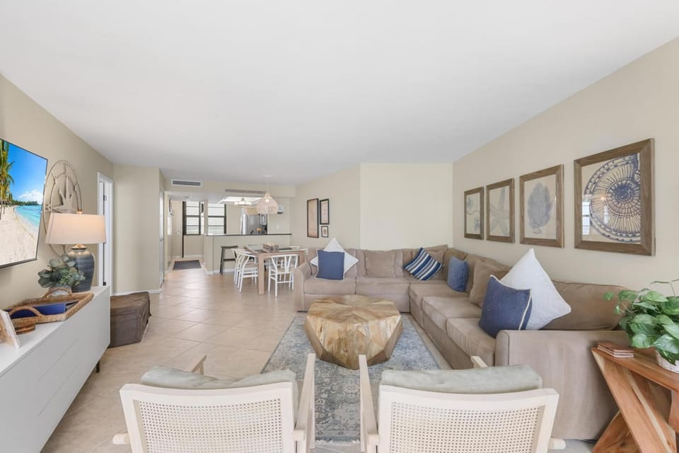 Beachfront condo with pool, gym, grill and pickleball House in Marco Island