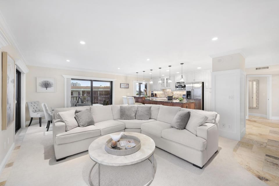 Breath-taking waterfront condo with pool/spa/tennis House in Marco Island