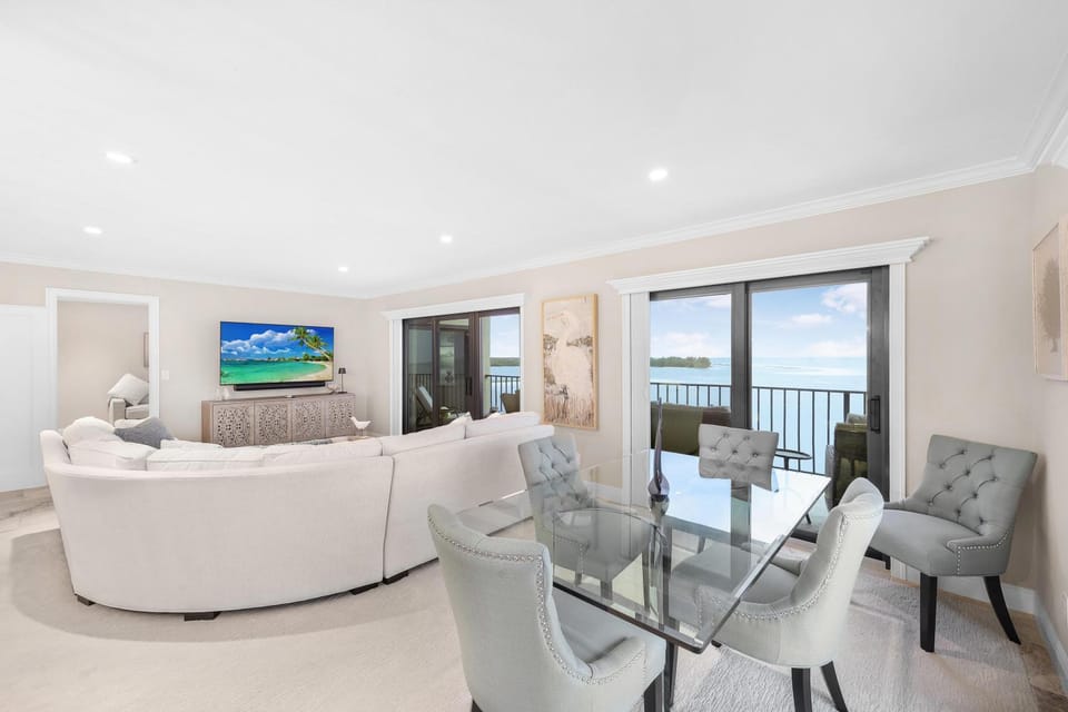 Breath-taking waterfront condo with pool/spa/tennis House in Marco Island
