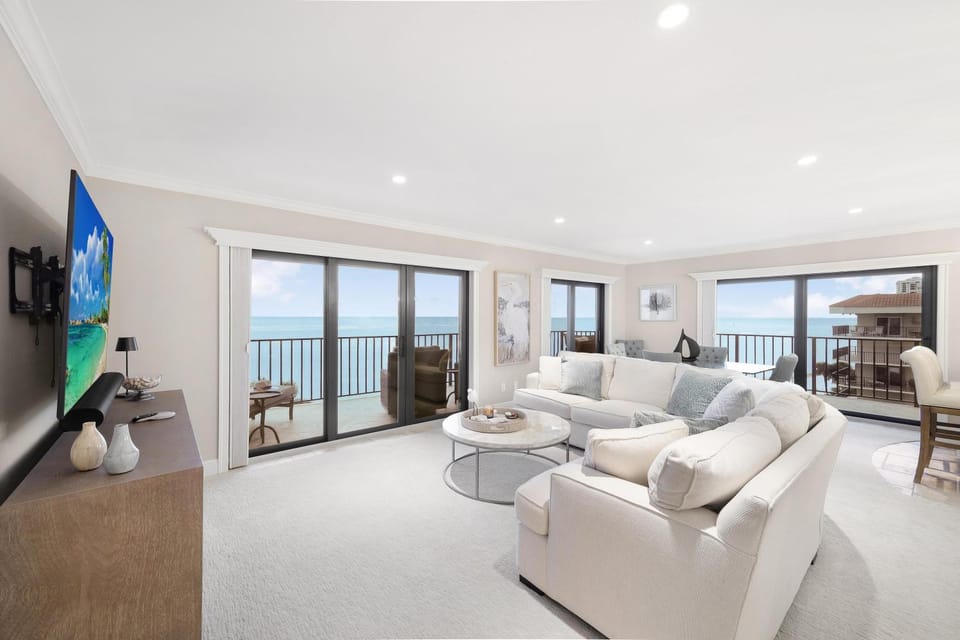 Breath-taking waterfront condo with pool/spa/tennis House in Marco Island