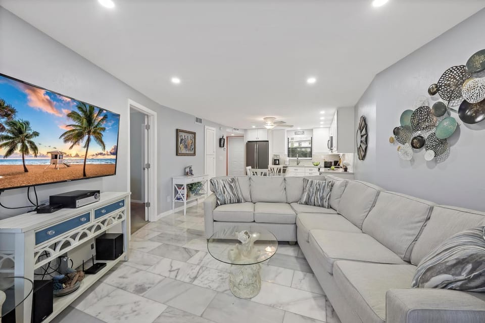 Tropical Condo on River with pools, spas, and tennis House in Marco Island