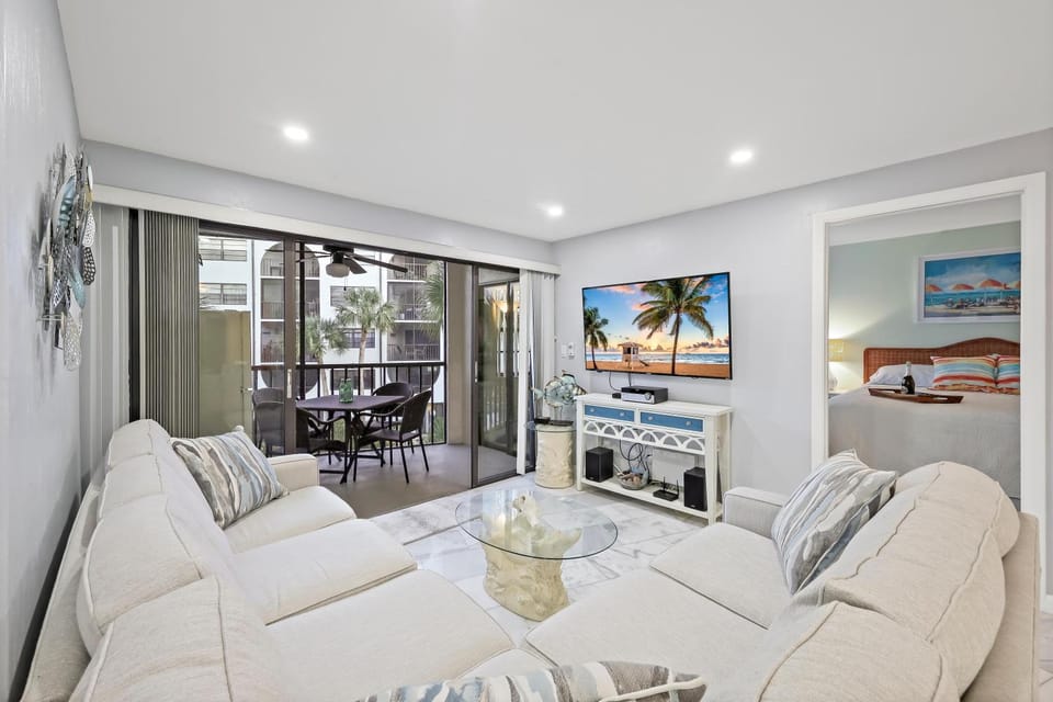 Tropical Condo on River with pools, spas, and tennis House in Marco Island