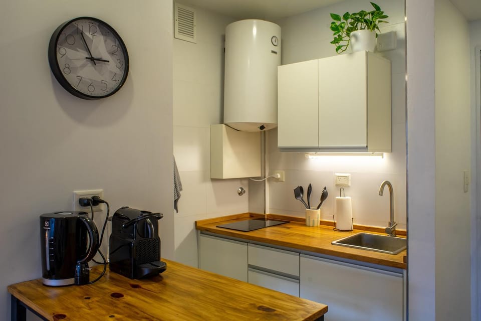 Coffee/tea facilities, Kitchen or kitchenette, stove, toaster
