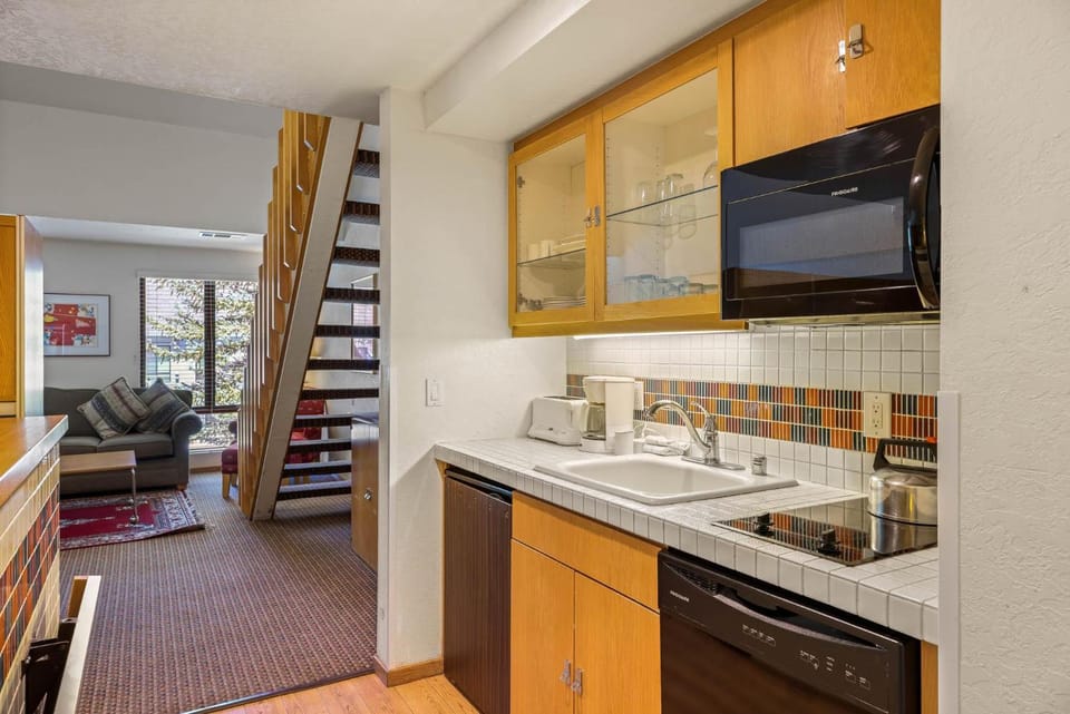 Palisades Tahoe Lodge Rentals Studio Loft #305 Apartment in Palisades Tahoe (Olympic Valley)