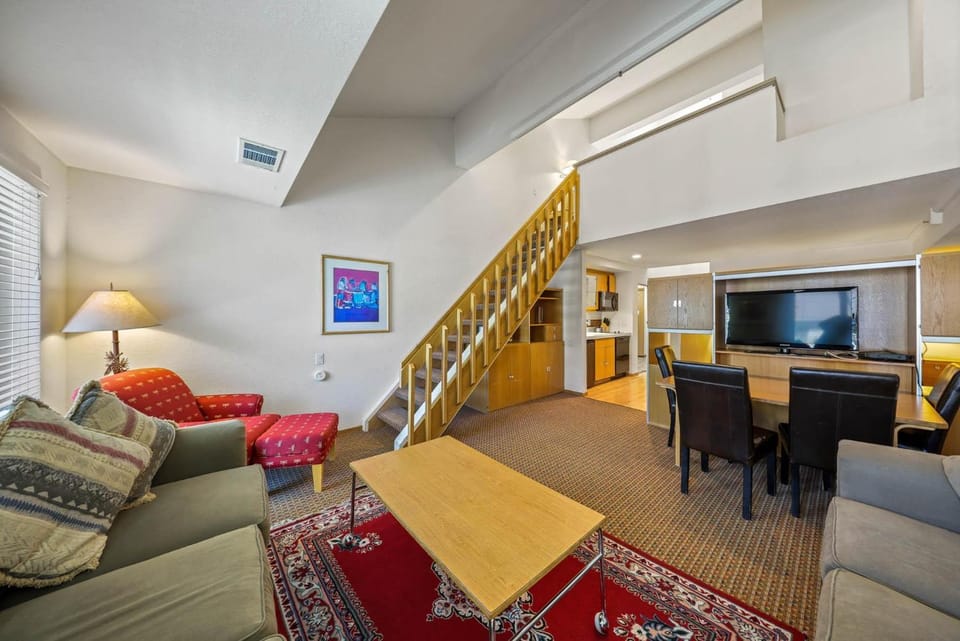 Palisades Tahoe Lodge Rentals Studio Loft #305 Apartment in Palisades Tahoe (Olympic Valley)