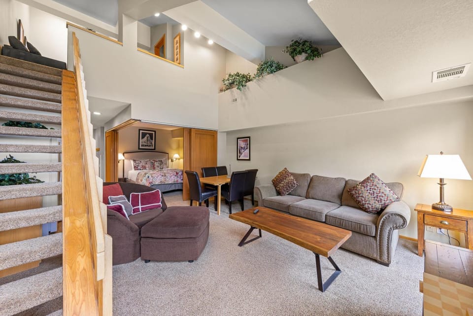 Palisades Tahoe Lodge Rentals Studio Loft #331 Apartment in Palisades Tahoe (Olympic Valley)