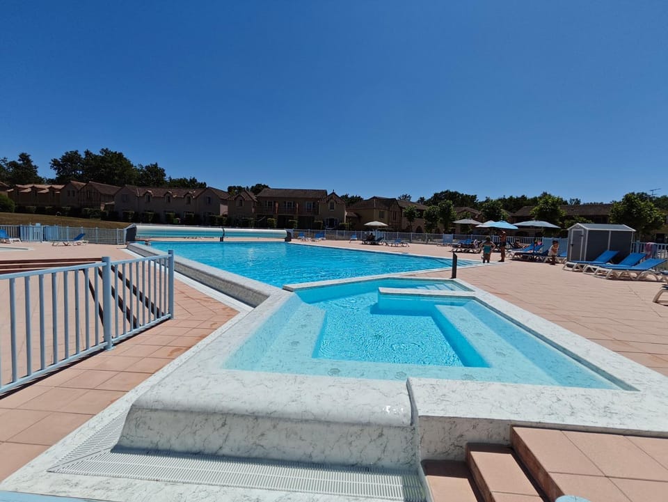 Pool view, Swimming pool, sunbed