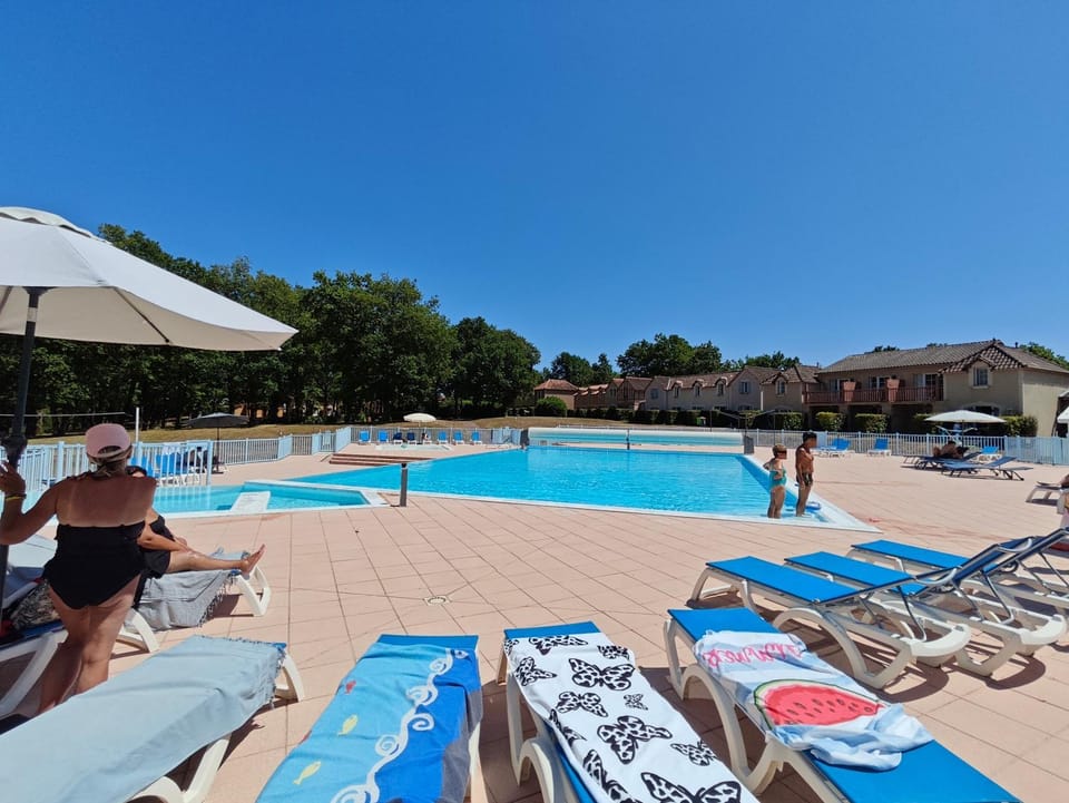 Pool view, Swimming pool, sunbed