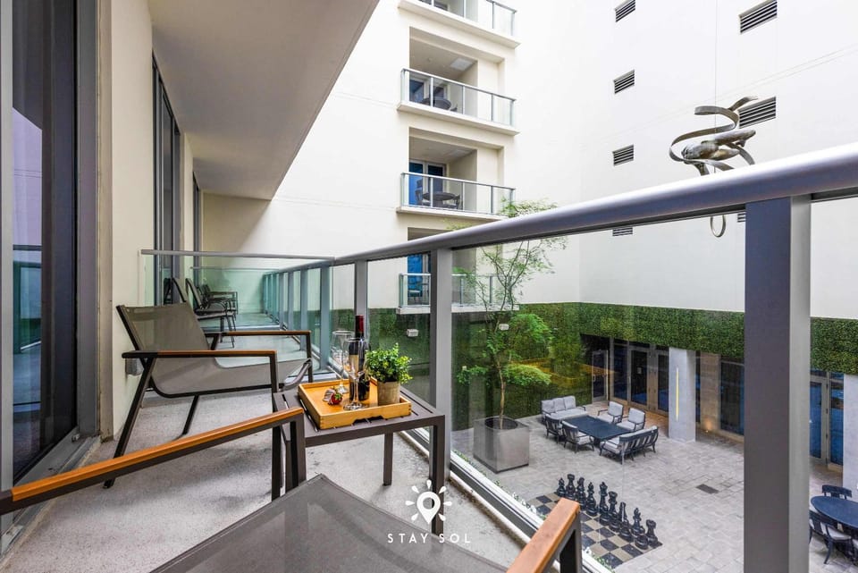 Worth Traveling Hot tub & Unique Rooftop pool House in Hollywood Beach
